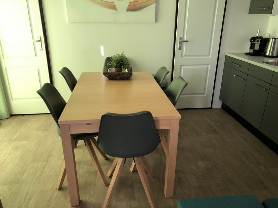Dining table, Kitchen, Coffee machine, Fridge and Cooker - EEZZ