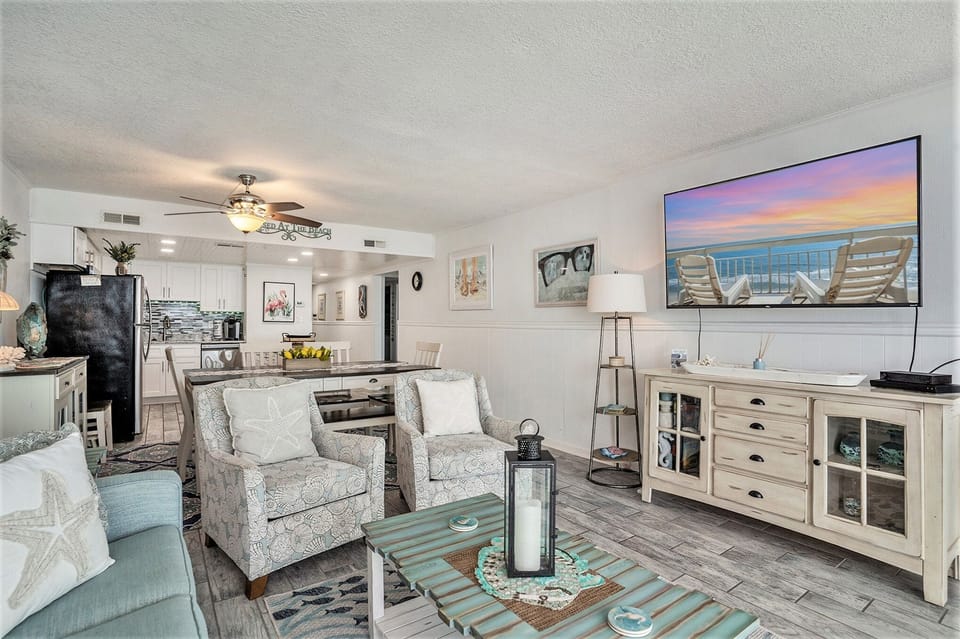 Condo, 3 Bedrooms | Living area
