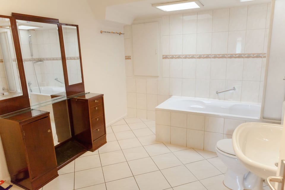 Apartment, 4 Bedrooms | Bathroom | Bathtub, towels