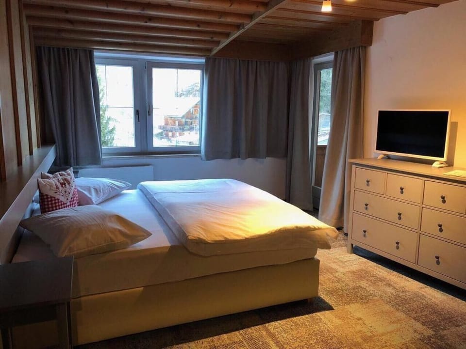 Comfort Double Room | Desk, iron/ironing board, free cribs/infant beds, free WiFi