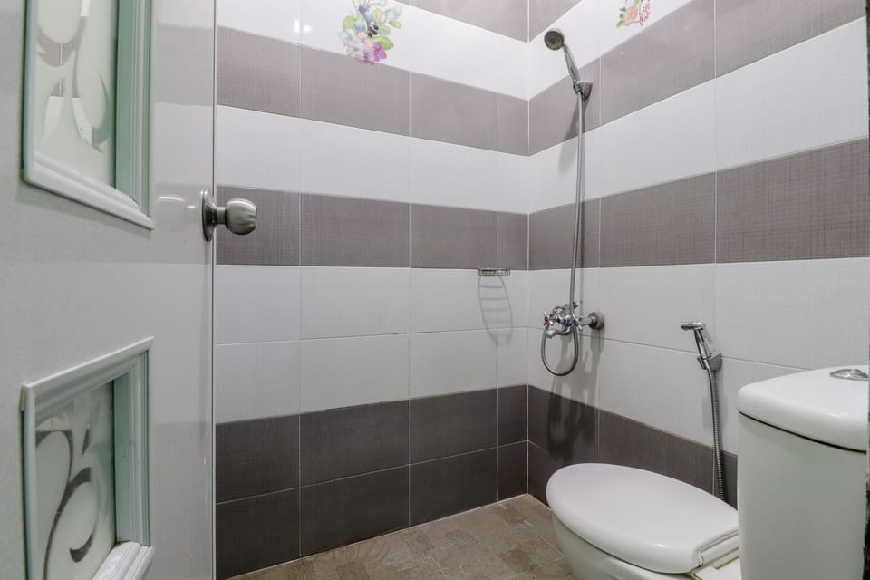Standard Single Room | Bathroom | Shower, towels