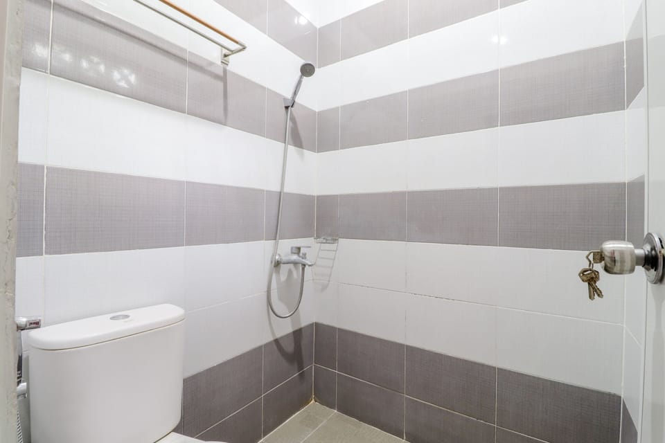 Standard Single Room | Bathroom | Shower, towels