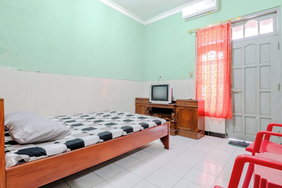Standard Double Room | Desk, bed sheets