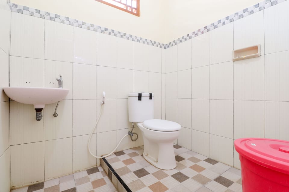 Standard Double Room | Bathroom | Shower, towels