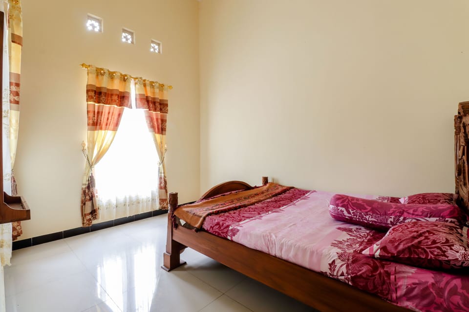 Standard Double Room | Desk