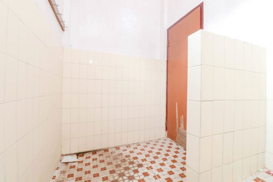 Family Room | Bathroom | Shower, free toiletries, towels