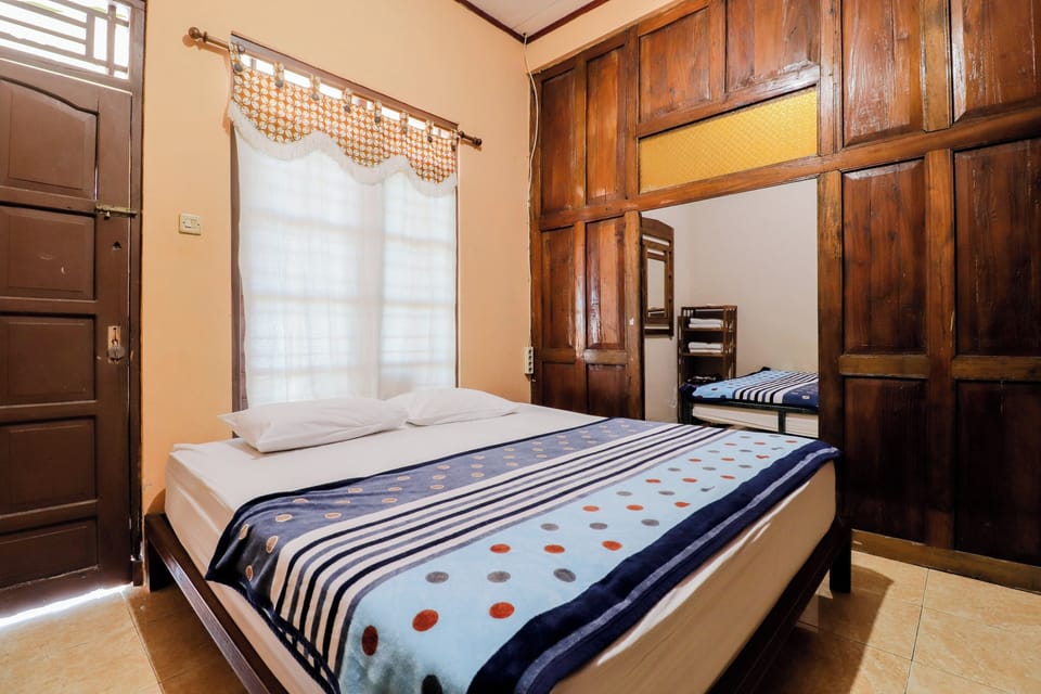Family Suite with TV | Desk, bed sheets