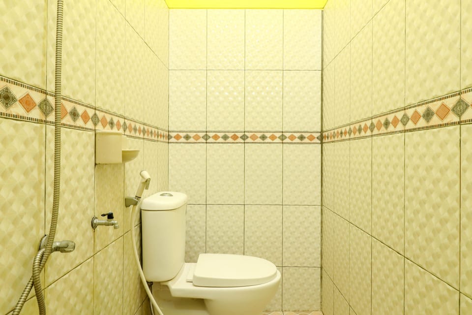 Standard Double Room | Bathroom | Shower, free toiletries, towels