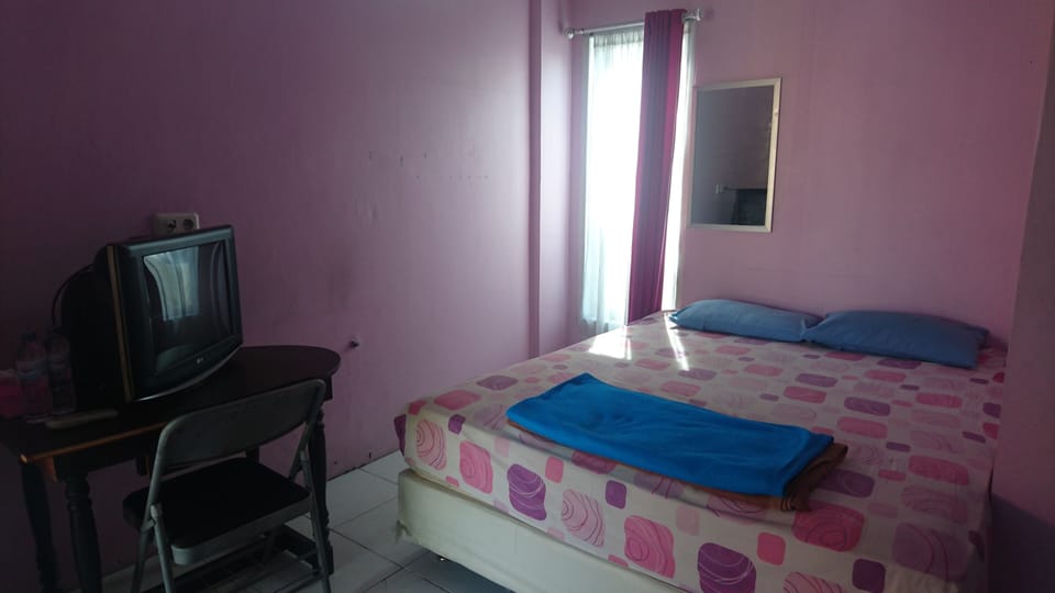 Desk, free WiFi, bed sheets
