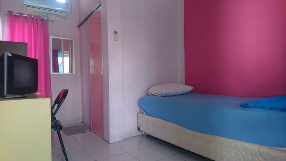 Desk, free WiFi, bed sheets