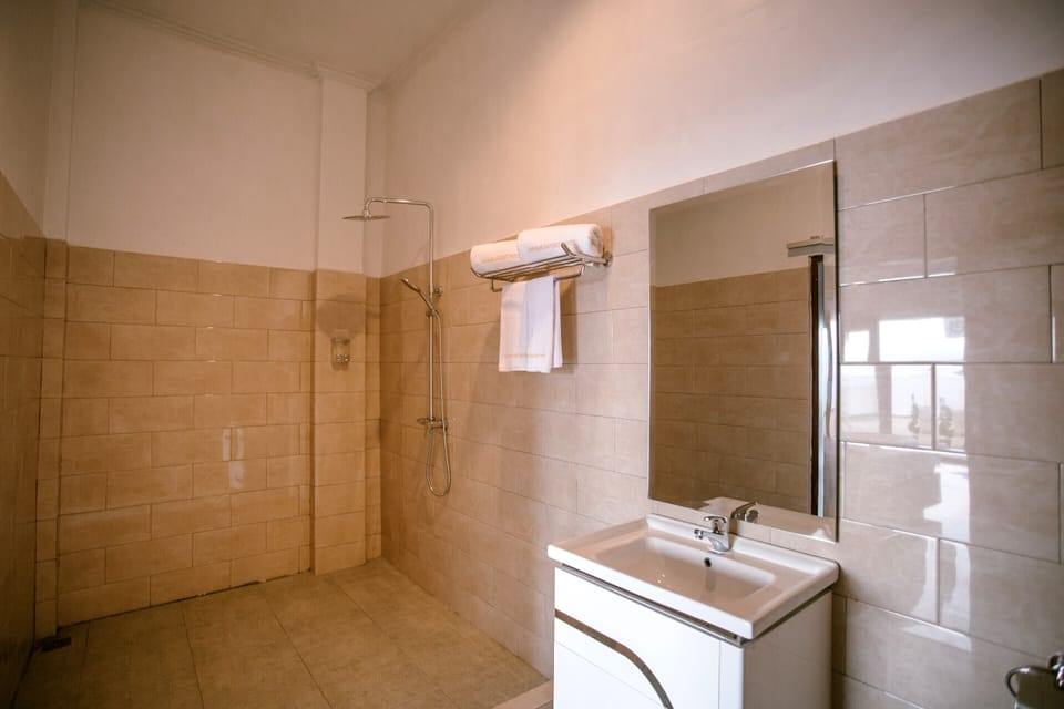 Deluxe Room with Ocean View | Bathroom | Shower, rainfall showerhead, free toiletries, towels