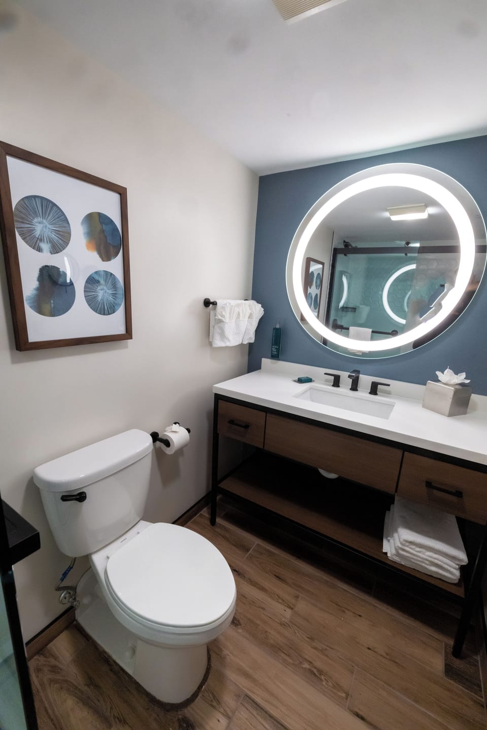 Junior Suite, 1 King Bed | Bathroom | Free toiletries, hair dryer, towels