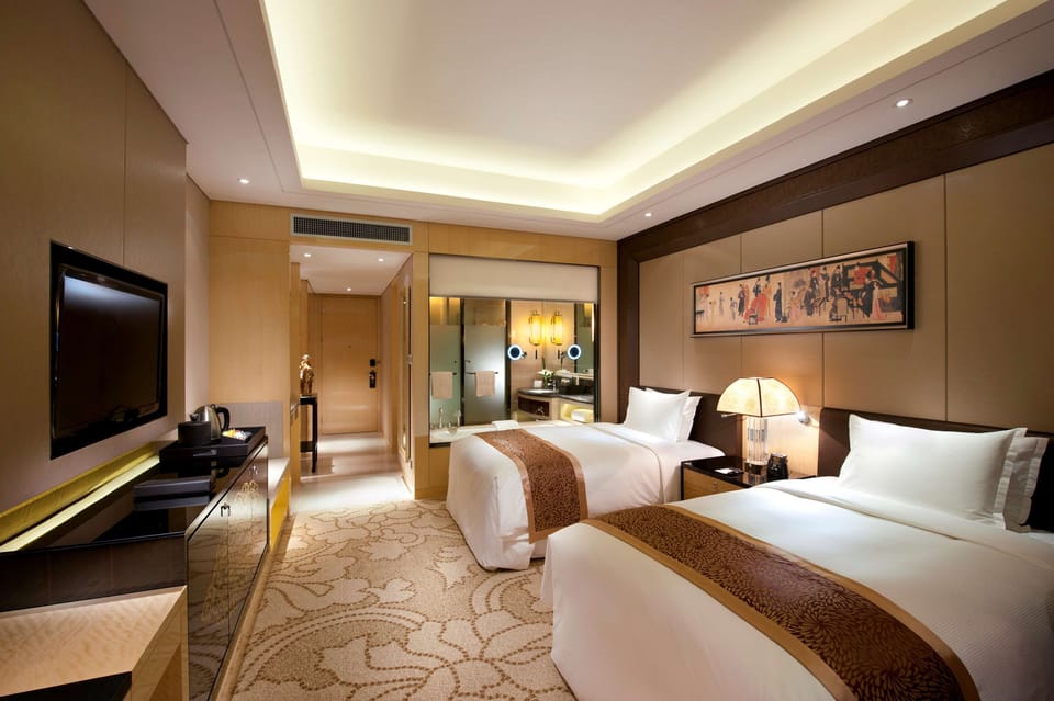 Twin hilton deluxe | Down comforters, minibar, in-room safe, desk