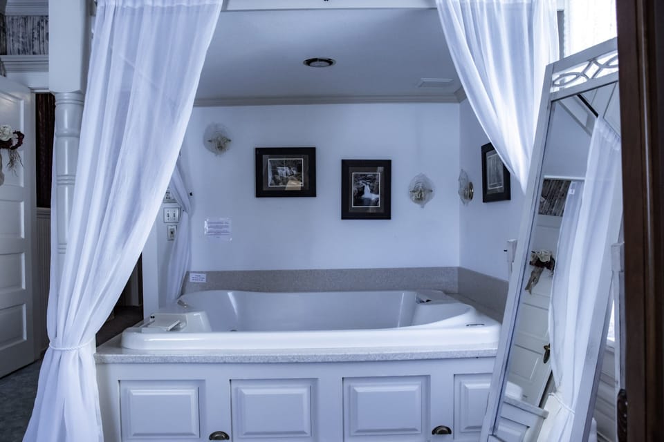 The Waterfalls Room | WiFi (free), individually furnished, bed sheets