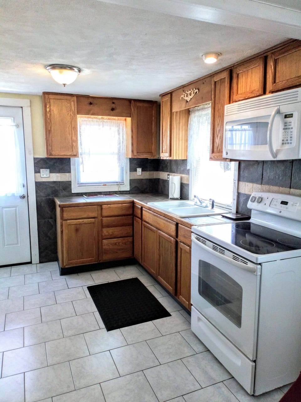 Fully equipped kitchen for 10 people.