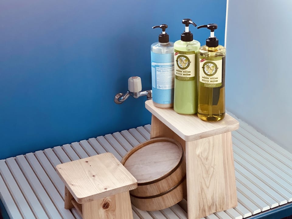 Combined shower/tub, free toiletries, hair dryer, towels