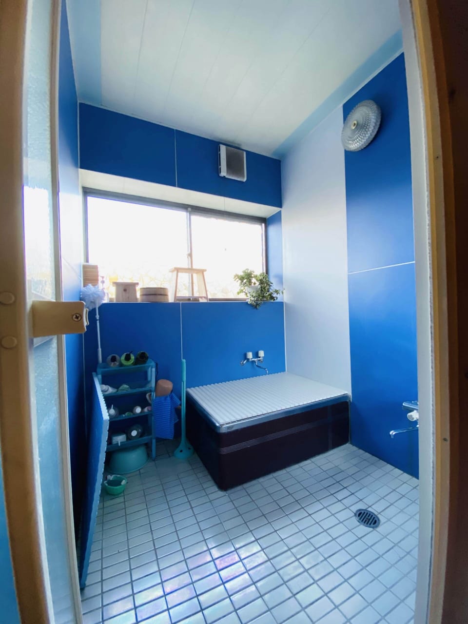 Combined shower/tub, free toiletries, hair dryer, towels