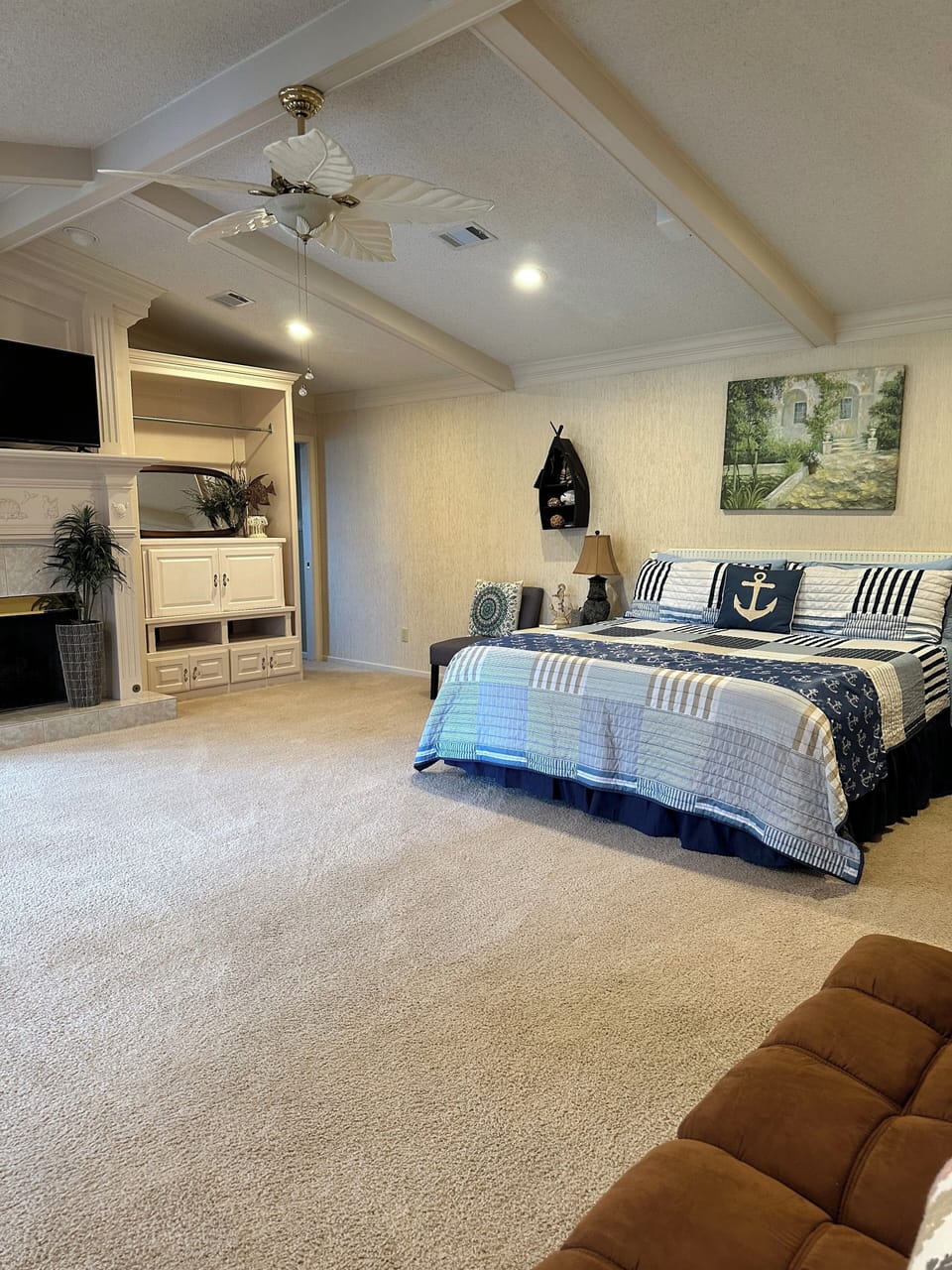 2nd king bed with attached 1/2 bath with bidet; full size futon