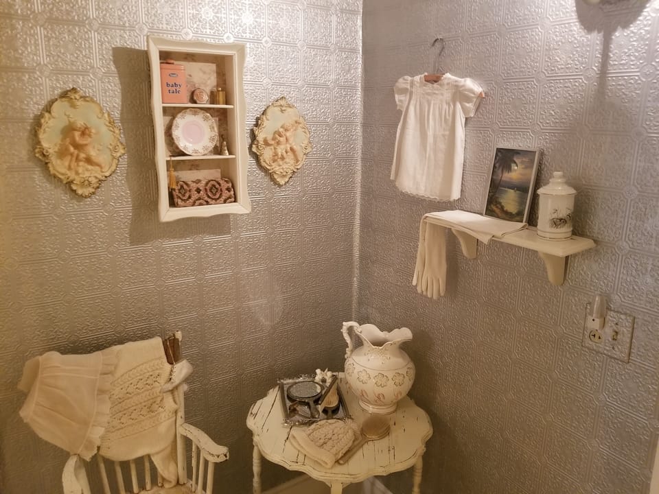 White Suite, 1 Queen Bed, private Bathroom, Courtyard View | Individually decorated, individually furnished, laptop workspace