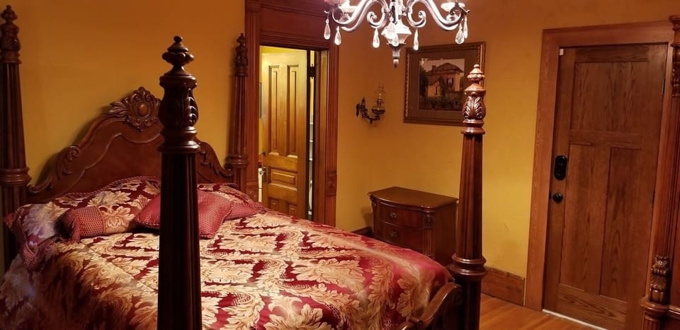 Gold Suite, 1 Queen Bed, Private Bathroom, Courtyard View | Individually decorated, individually furnished, laptop workspace