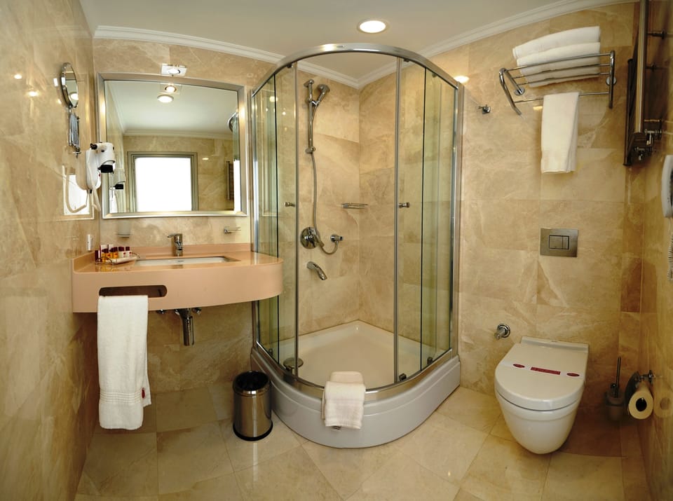 Combined shower/tub, deep soaking tub, rainfall showerhead