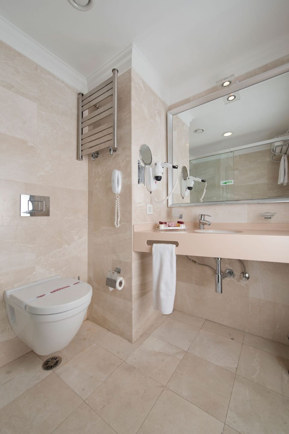 Combined shower/tub, deep soaking tub, rainfall showerhead