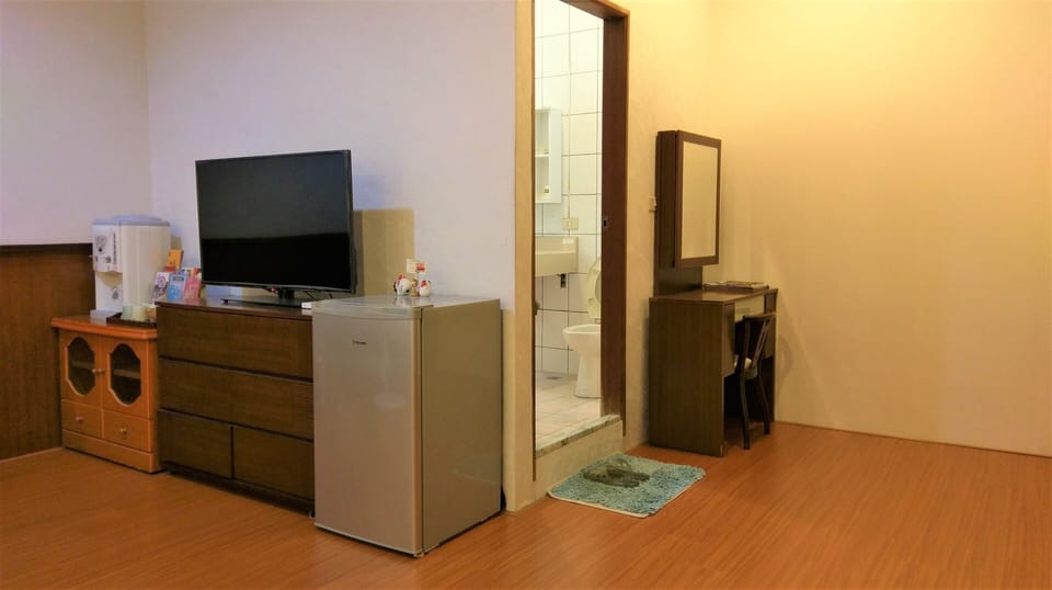 Elite Quadruple Room | Television