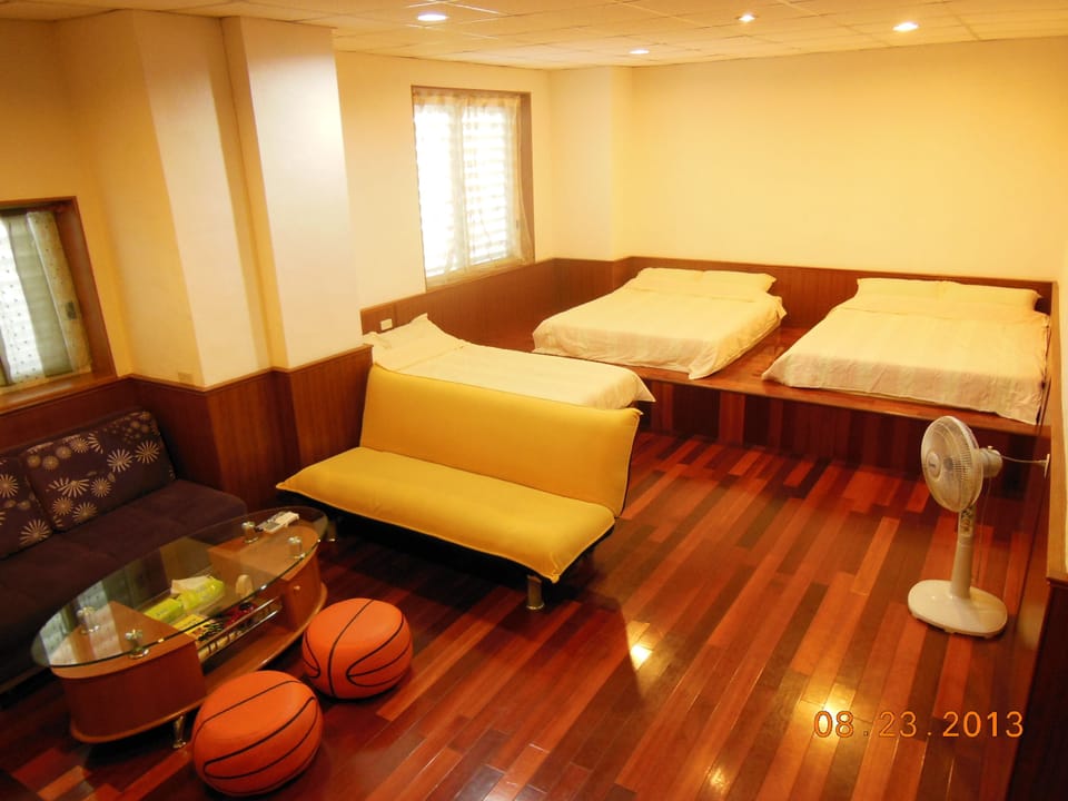 Family Room | Desk, free WiFi, bed sheets