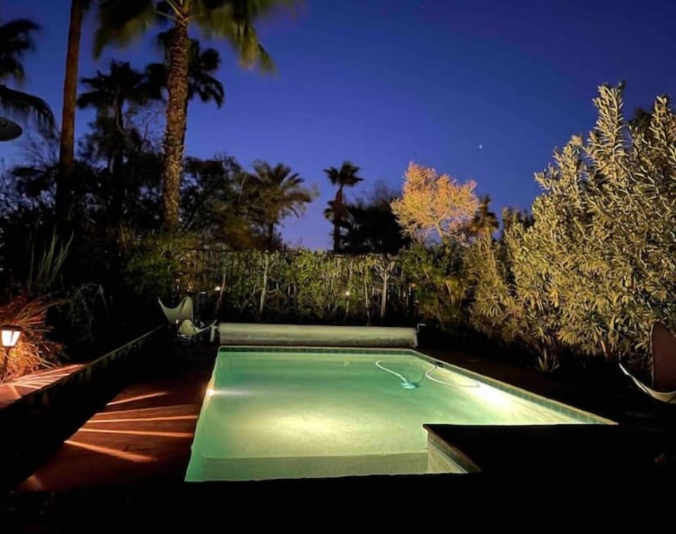 Night swimming is heavenly 💦