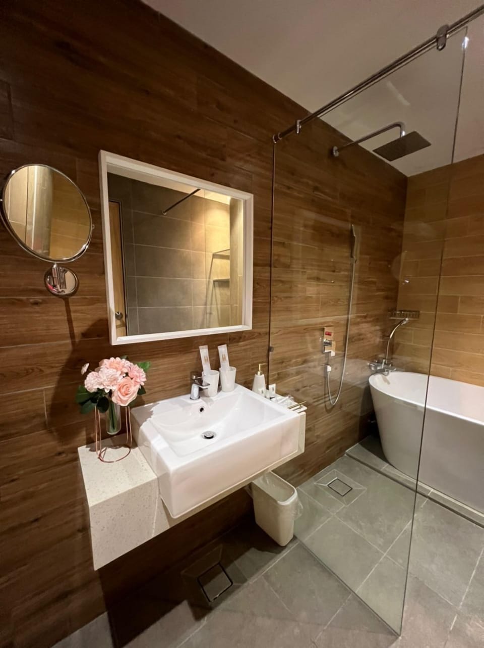 Studio Suite | Bathroom | Shower, hair dryer, towels, soap
