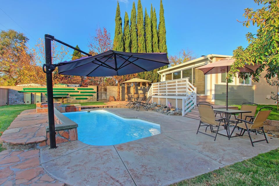 Relaxing pool which can be heated during winter month. (fee)