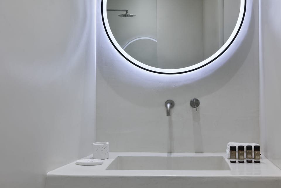 Master Suite Sea View with Heated Pool | Bathroom | Shower, free toiletries, hair dryer, bathrobes