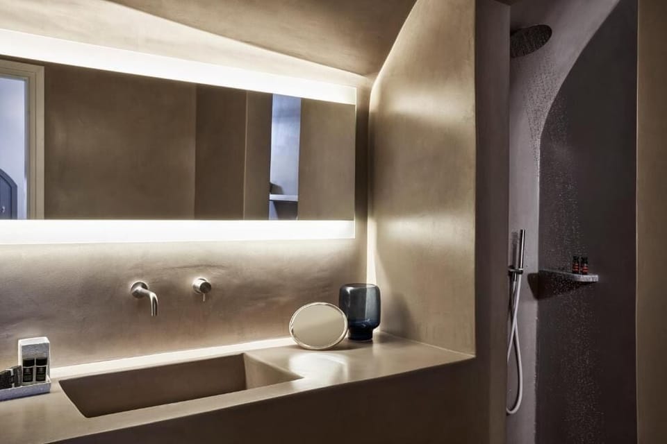 Junior Cave Jetted Tub Suite Sea View | Bathroom | Shower, free toiletries, hair dryer, bathrobes