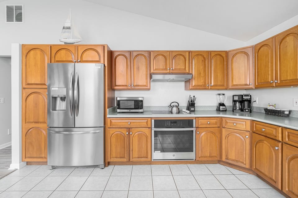 Kitchen w/ Stove, Dishwasher, Coffee Maker, Blender, Toaster, Oven, Refrigerator