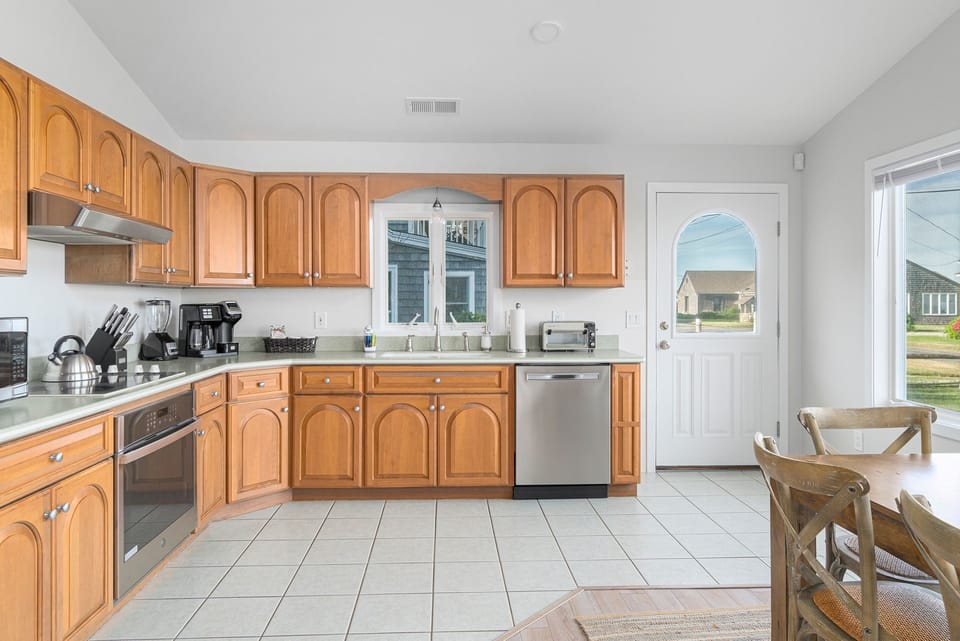 Kitchen w/ Stove, Dishwasher, Coffee Maker, Blender, Toaster, Oven, Refrigerator
