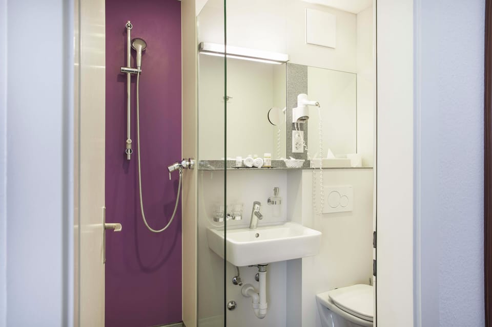 LARGE DOUBLE ROOM | Bathroom | Shower, hair dryer, towels