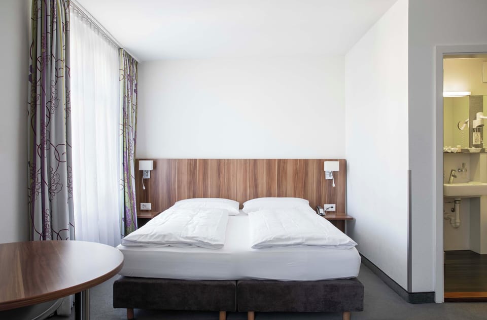 LARGE DOUBLE ROOM | Premium bedding, in-room safe, desk, soundproofing