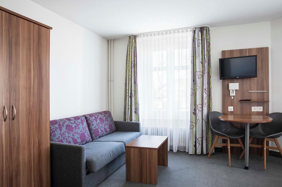 LARGE DOUBLE ROOM | Living area | Flat-screen TV