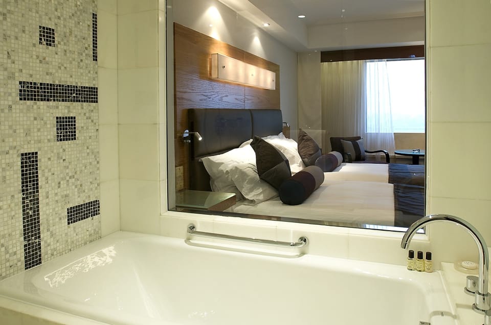 Combined shower/tub, deep soaking tub, designer toiletries, hair dryer