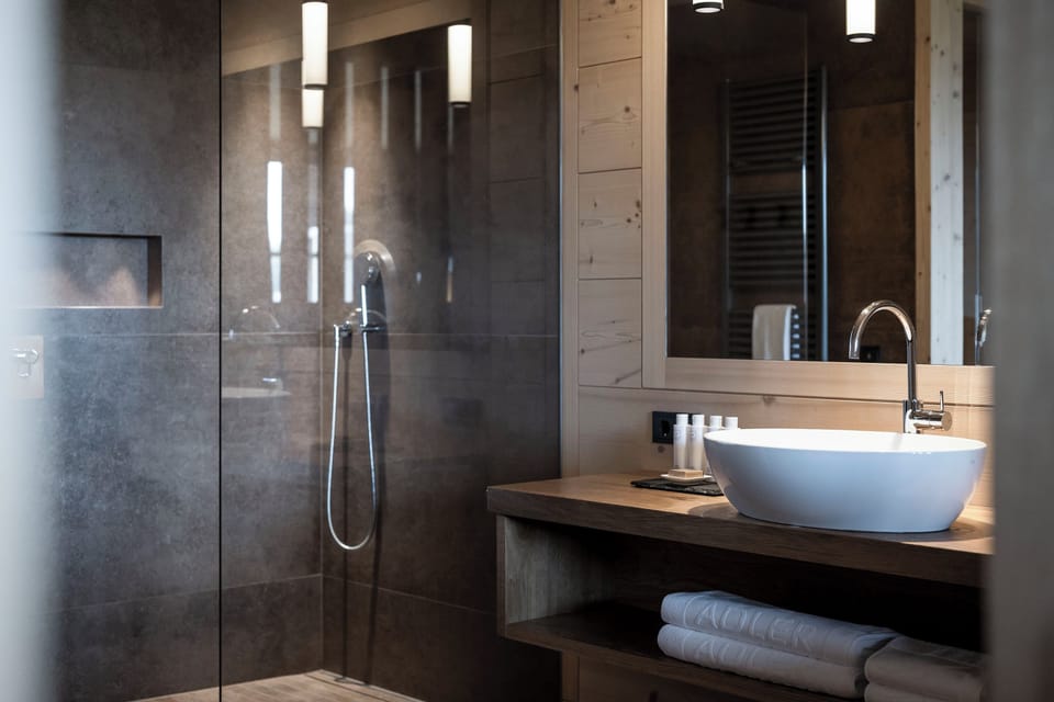Junior Suite, Sauna | Bathroom | Shower, free toiletries, hair dryer, bathrobes