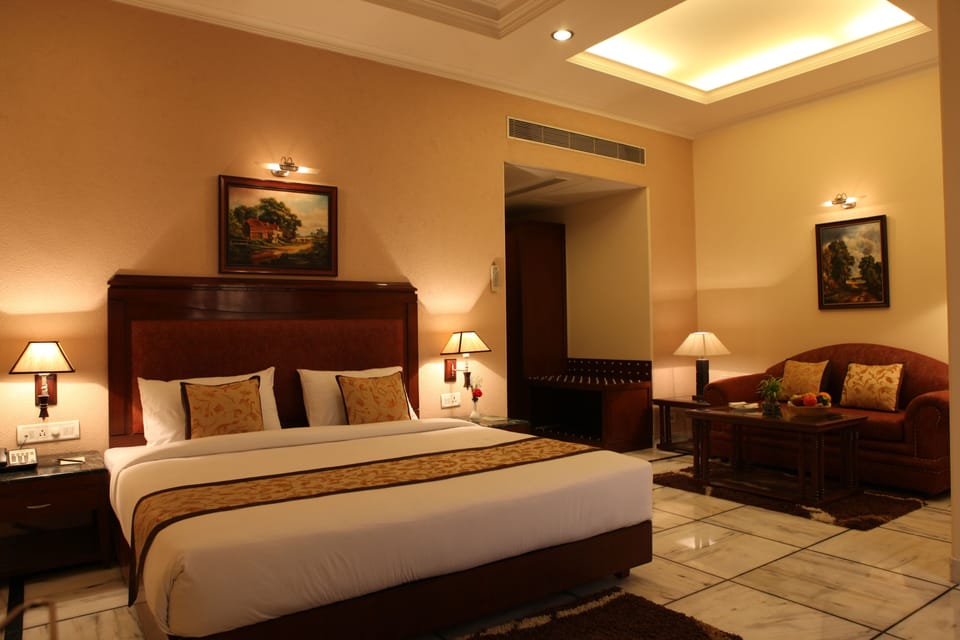 Premium bedding, in-room safe, individually decorated