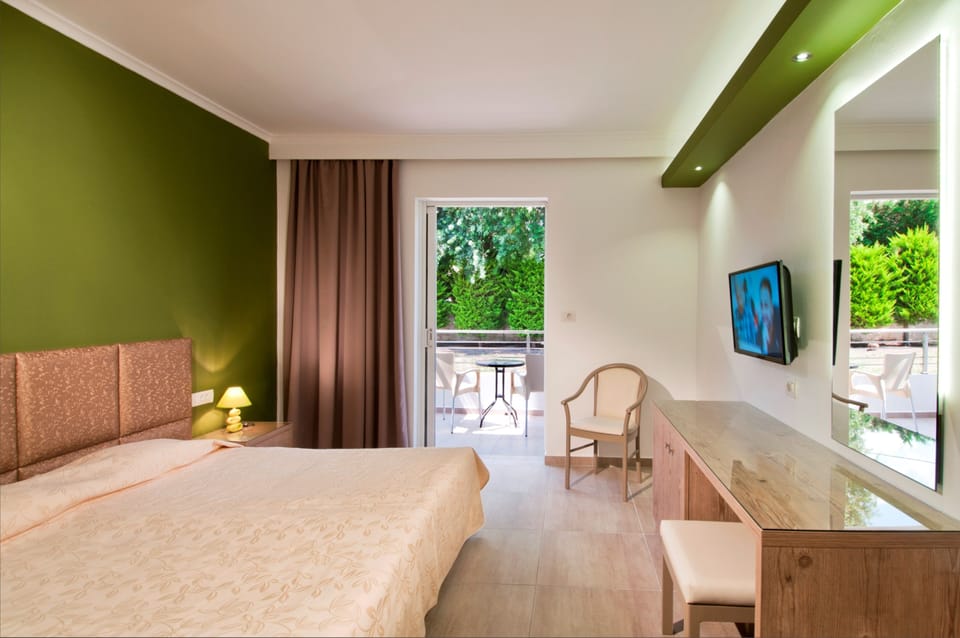 Deluxe Double or Twin Room | In-room safe, iron/ironing board, free WiFi, bed sheets