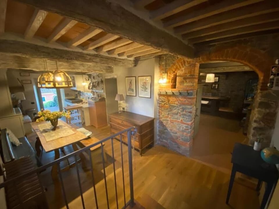 Romantic Apartment | Living area | 100-cm flat-screen TV with satellite channels, TV, books