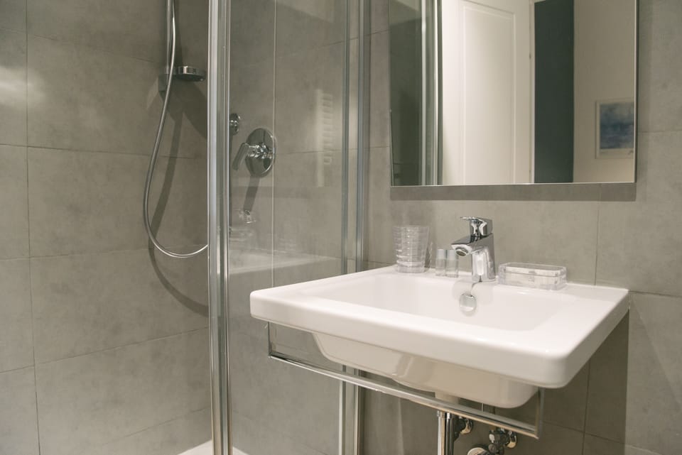 Deluxe Double Room | Bathroom | Shower, rainfall showerhead, free toiletries, hair dryer