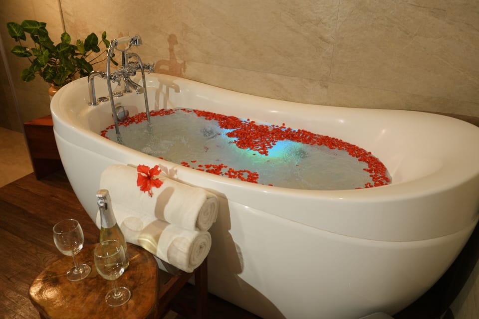 Premium Valley View Jacuzzi Suite | Bathroom | Free toiletries, hair dryer, slippers, towels
