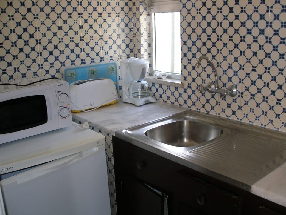 Full-size fridge, microwave, coffee/tea maker, electric kettle