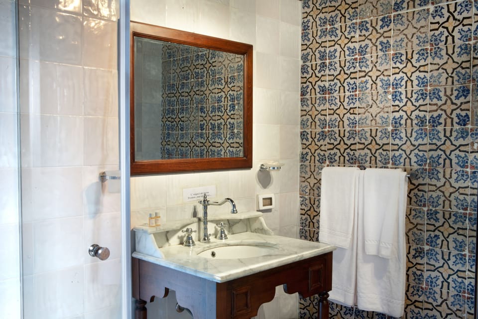 Standard Double Room, Private Bathroom | Bathroom | Shower, free toiletries, hair dryer, bidet