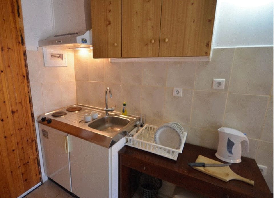 Fridge, coffee/tea maker, electric kettle