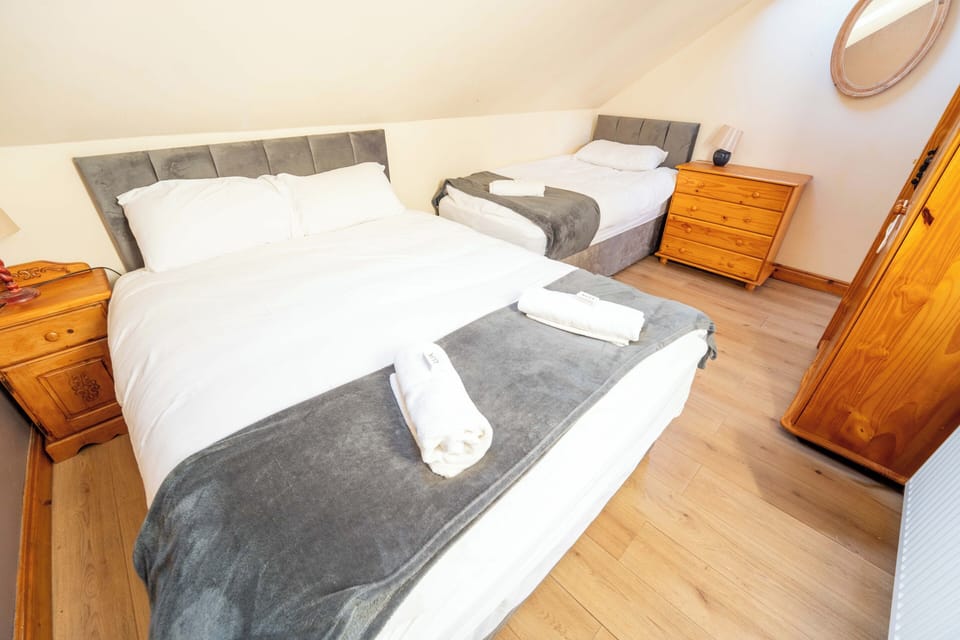 Triple Room, Shared Bathroom | Premium bedding, pillowtop beds, desk, iron/ironing board