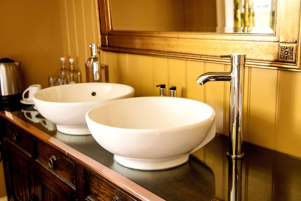 Classic Double Room | Bathroom | Free toiletries, hair dryer, towels